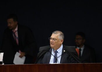 Dino veta emendas para ONGs ligadas a parentes de políticos