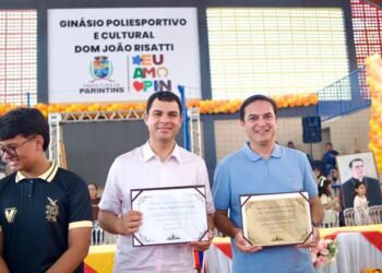 Saullo Vianna garante recursos para construção de campo de futebol em Parintins