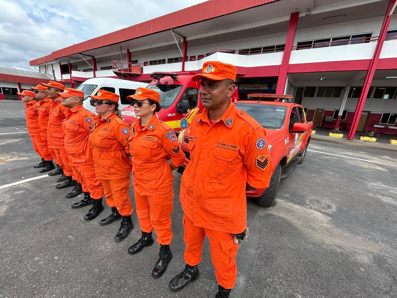 Bombeiros se apresentam para embarcar 
