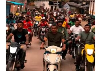 Prefeito de Alvarães pilota moto com mototaxistas da cidade