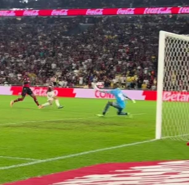 Kelvin Serna bate na saída do goleiro e abre o placar aos seis minutos após assistência de Santi Moteno