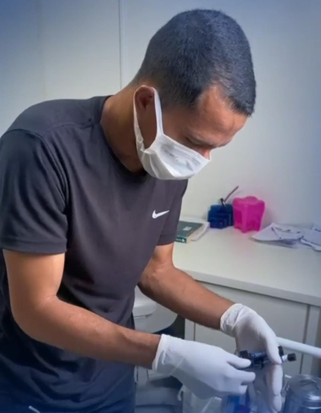 Servidor da Saúde de Eirunepé prepara os insumos que serão usados nos testes laboratoriais