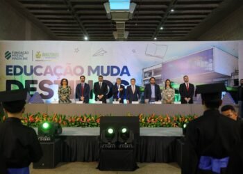 Governador Wilson Lima e vice-governador Tadeu de Souza participam de formatura de alunos da rede pública em ensino médio técnico na Fundação Matias Machline