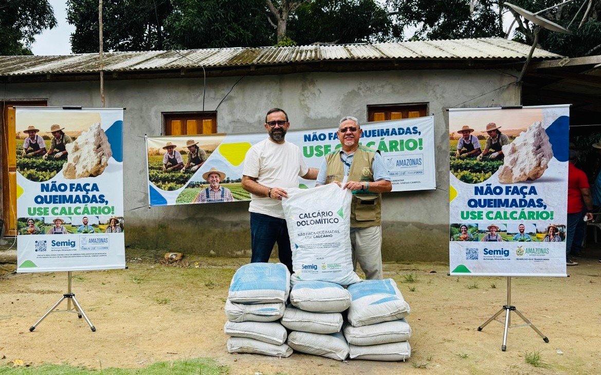 Secretário da Semig Ronney Peixoto entrega calcário a agricultor 