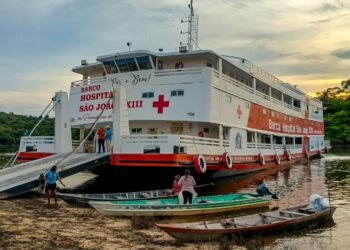 Barco Hospital São João XXIII presta atendimento de saúde em Itapiranga