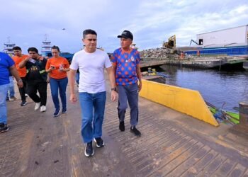 David Almeida lidera operação que retira 350 toneladas de lixo do rio Negro e consolida política ambiental com 14 ecobarreiras em Manaus