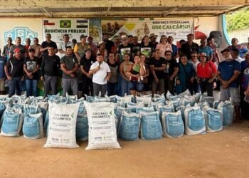 Sinésio Campos incentiva uso de calcário em Manacapuru