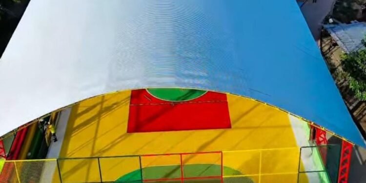 Prefeito Lucenildo Macedo fiscaliza obra de quadra poliesportiva na Aldeia Marajaí