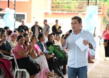 Vice-governador Tadeu de Souza acompanha a entrega de cartões do Auxílio Estadual e reforça presença do estado no Médio Amazonas