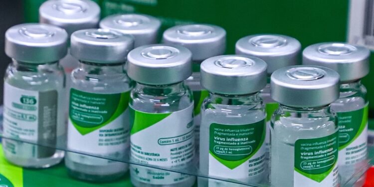 Prefeitura de Manaus vacina idosos, crianças, gestantes e demais grupos prioritários contra influenza até dia 28