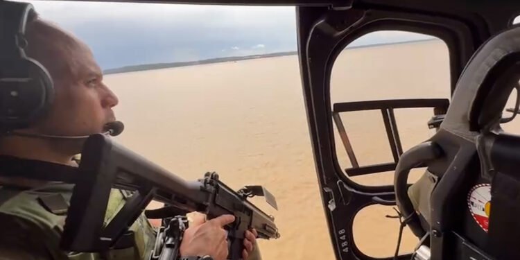 Corpo de Bombeiros do Amazonas segue buscas por desaparecidos em naufrágio e já percorreu mais de 10 km do rio Amazonas