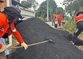 Prefeitura de Manaus leva asfalto pela primeira vez e muda a realidade da rua Angelina Coimbra, na comunidade Coliseu