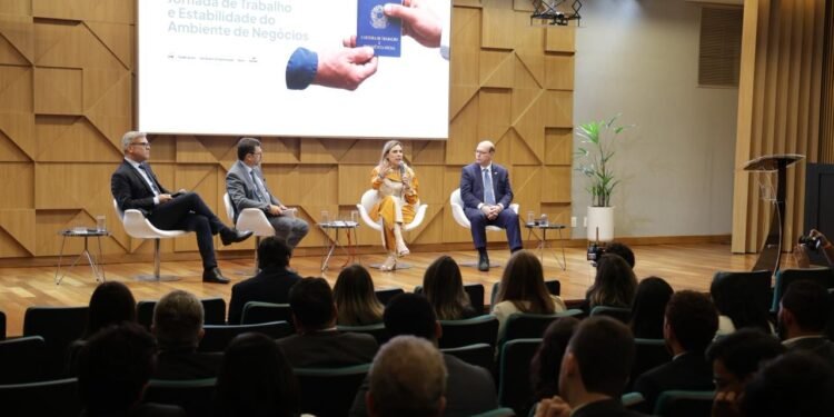 CNC lança estudo sobre impactos da redução da jornada e defende que alterações sejam feitas por negociação coletiva