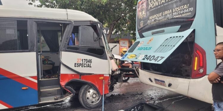 CBMAM resgata 10 vítimas após colisão entre micro-ônibus e ônibus na Cidade Nova, em Manaus
