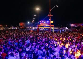 Programação gratuita de Carnaval movimenta a avenida Nilton Lins durante quatro dias de folia