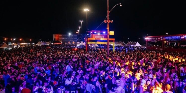 Programação gratuita de Carnaval movimenta a avenida Nilton Lins durante quatro dias de folia