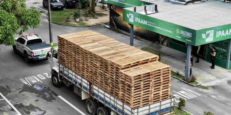 Ipaam doa 300 paletes apreendidos à Defesa Civil do Amazonas e de Manaus após fiscalização em Manacapuru