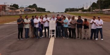 Governador Wilson Lima entrega pista de pouso reformada em Pauini