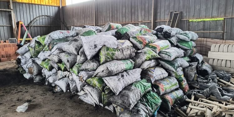 Operação do Ipaam apreende 524 sacas de carvão vegetal irregular em Itacoatiara