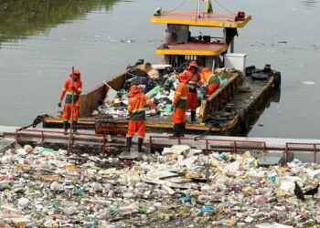 Nova ecobarreira da Prefeitura de Manaus impede 40 toneladas de lixo no rio Negro uma semana depois de instalada