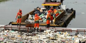 Nova ecobarreira da Prefeitura de Manaus impede 40 toneladas de lixo no rio Negro uma semana depois de instalada