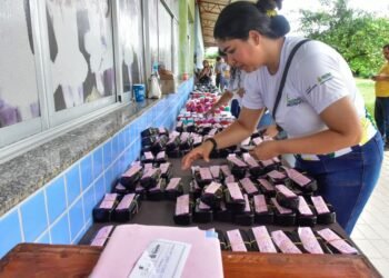 Governo Presente: SES-AM beneficia moradores do bairro Santo Antônio com consultas, exames e entrega de óculos