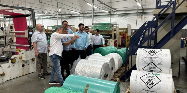 Comitiva da Suframa conhece operações de três empresas em Manaus