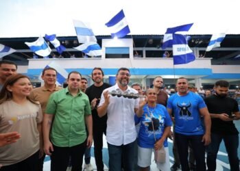 Governador Wilson Lima desembarca em Parintins e entrega 14 mil EPIs para trabalhadores dos bois Caprichoso e Garantido