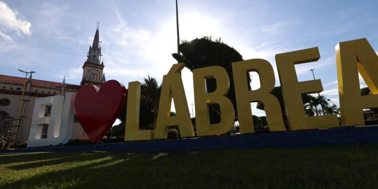 Regularização fundiária em Lábrea avança com entrega de matrícula-mãe pelo Governo do Amazonas