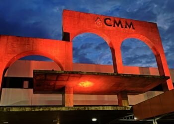 CMM se ilumina para o Março Laranja, mês de combate ao bullying escolar, de autoria do vereador Mitoso