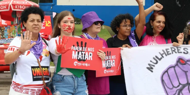 Protestos contra a violência de gênero tomam o Brasil neste 8 de março Mulheres foram às ruas em várias cidades do país