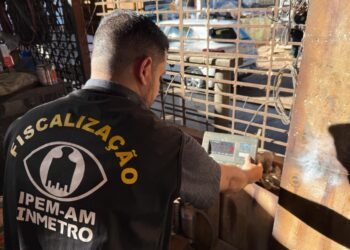 Sucataria que funcionava como bar é interditada no Centro de Manaus durante Central Integrada de Fiscalização