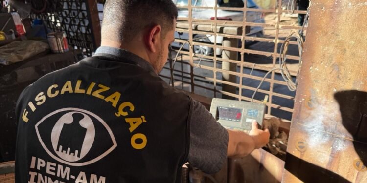 Sucataria que funcionava como bar é interditada no Centro de Manaus durante Central Integrada de Fiscalização