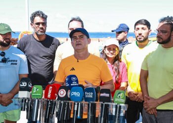 David Almeida entrega material e anuncia fim das escolas de madeira na zona rural de Manaus até novembro