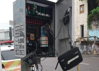 Prefeitura denuncia ação de vandalismo que destruiu caixa de semáforo e colocou trânsito em risco no Centro de Manaus