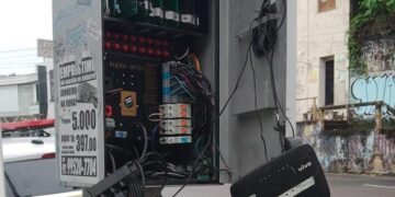 Prefeitura denuncia ação de vandalismo que destruiu caixa de semáforo e colocou trânsito em risco no Centro de Manaus