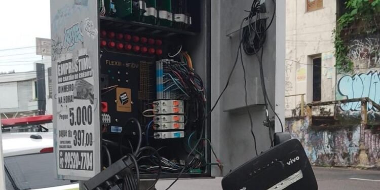 Prefeitura denuncia ação de vandalismo que destruiu caixa de semáforo e colocou trânsito em risco no Centro de Manaus