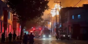 Incêndio de grandes proporções atinge fábrica no Brás, em São Paulo