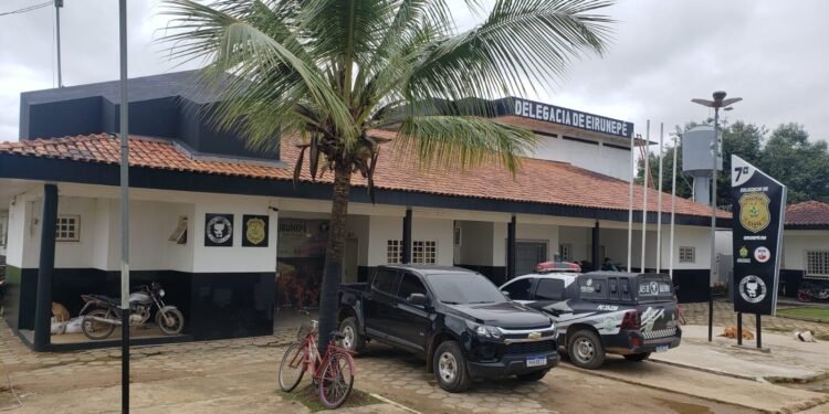 PC-AM prende homem em flagrante por ferir a própria companheira com uma faca, em Eirunepé