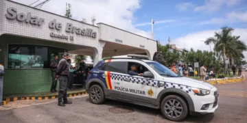 Moraes nega livre acesso de filhos de Bolsonaro à prisão domiciliar