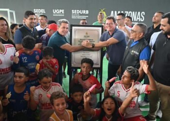 Vice-governador Tadeu de Souza participa de entrega de quadras revitalizadas do CDC  da Compensa