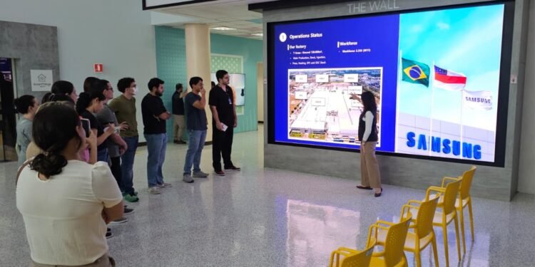 Alunos dos cursos de Turismo e Medicina participam do Zona Franca de Portas Abertas