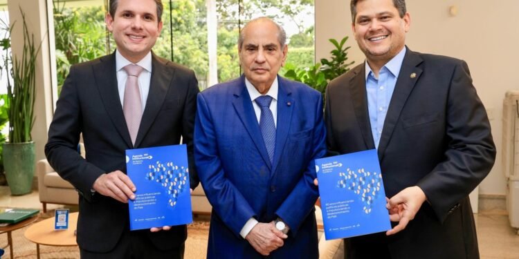 CNC entrega Agenda Institucional 2026 aos presidentes do Senado e da Câmara