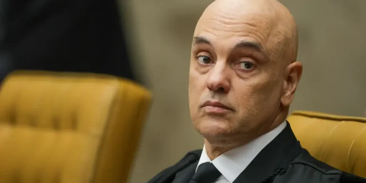 Moraes aumenta restrição para voos de drones na casa de Bolsonaro
