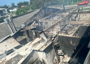 Avião de pequeno porte cai em Capão da Canoa sobre restaurante