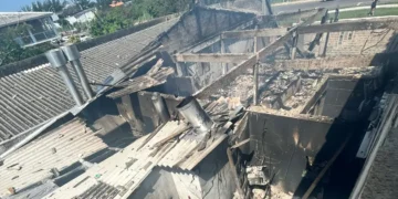 Avião de pequeno porte cai em Capão da Canoa sobre restaurante