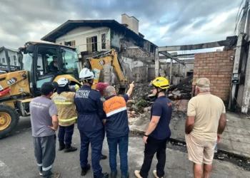 Bombeiros localizam quarta vítima da queda de avião no RS
