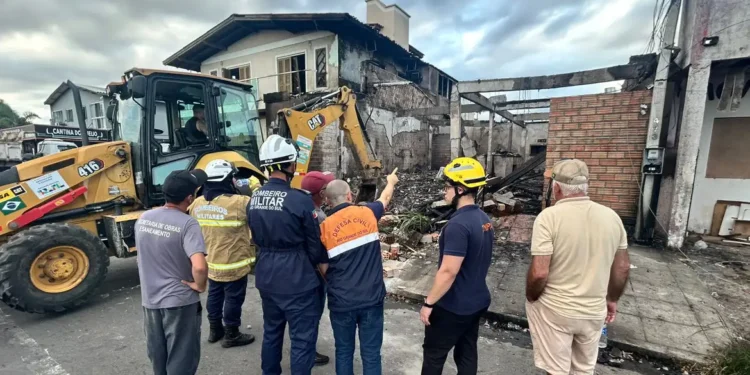 Bombeiros localizam quarta vítima da queda de avião no RS