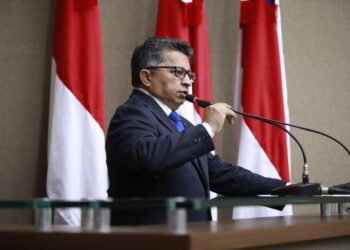 Sinésio Campos homenageia jornalistas na Aleam e defende liberdade de imprensa no Amazonas