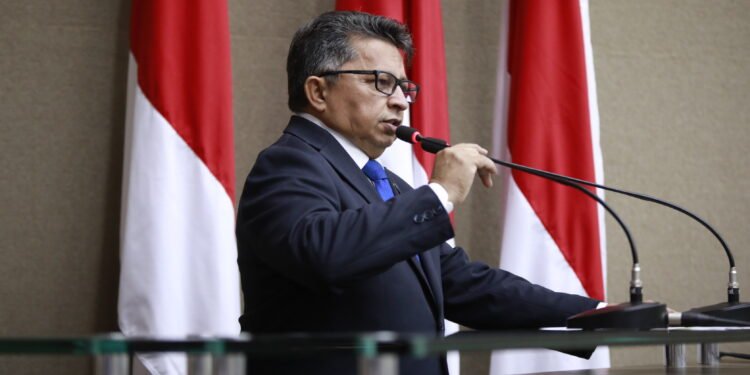 Sinésio Campos homenageia jornalistas na Aleam e defende liberdade de imprensa no Amazonas